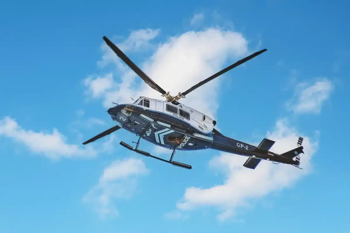 Tecnici durante ispezioni strutturali vicino a un aeromobile in hangar