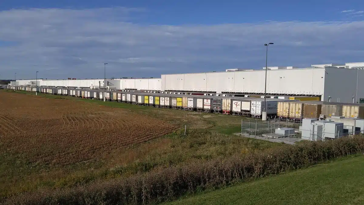 Pallets cargo e container pronti per il carico in un magazzino merci