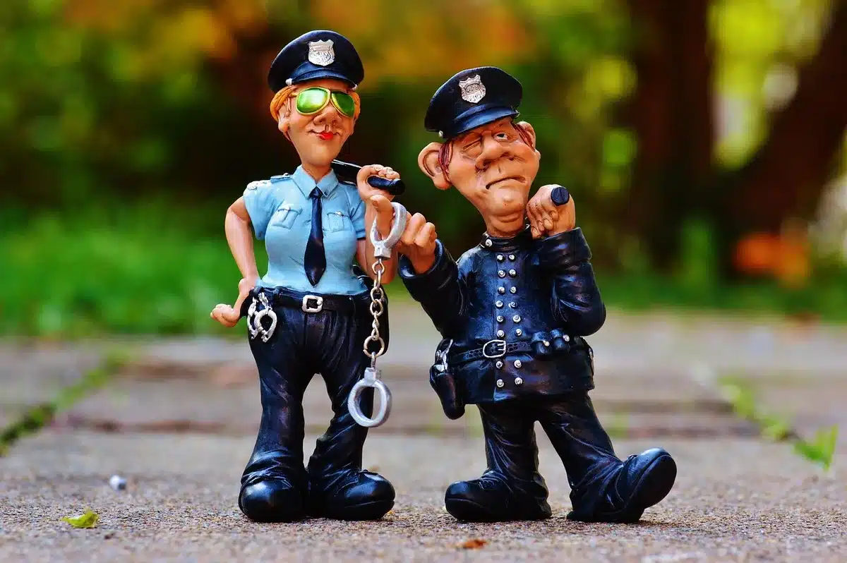 Unit&agrave; cinofila dei carabinieri in azione durante una perquisizione domiciliare
