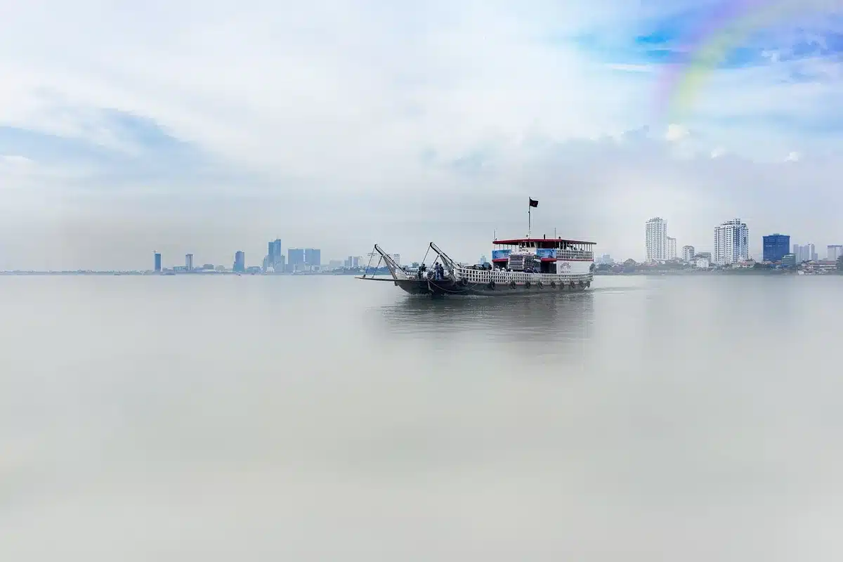 Mercato galleggiante sul Mekong con barche e venditori