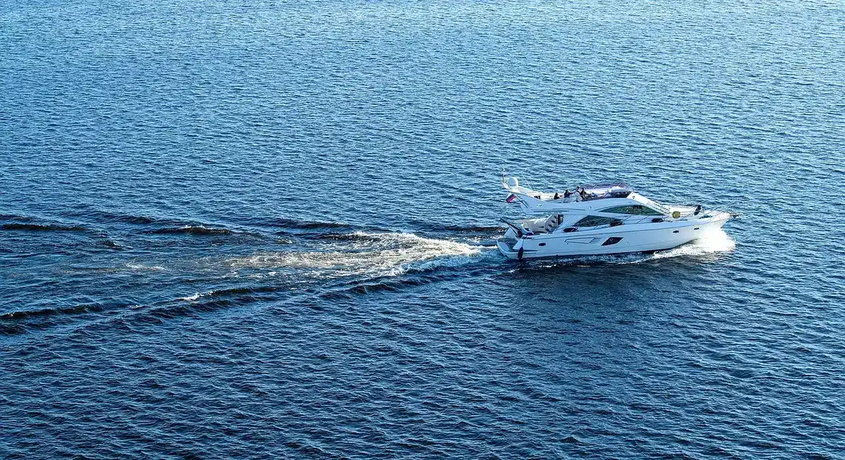 Interni eleganti di una crociera fluviale con balconi e lounge panoramiche