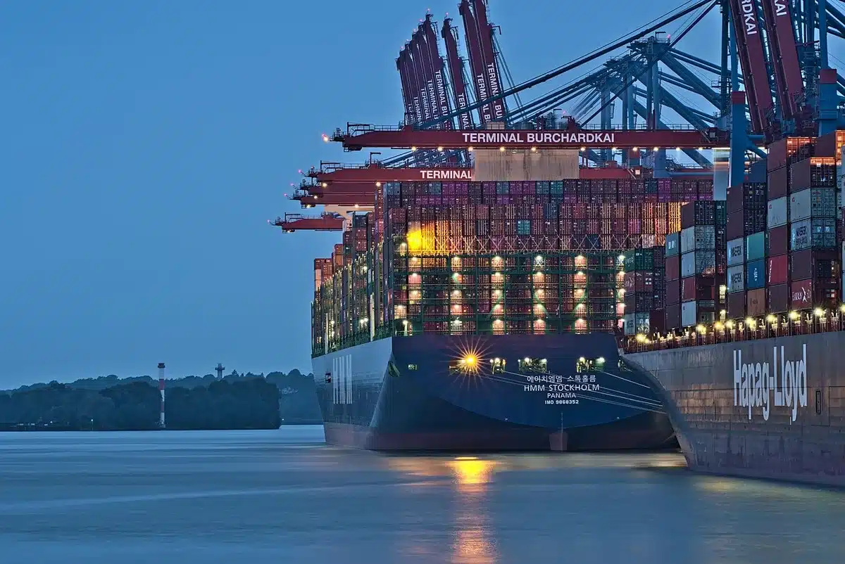 Aerei cargo in rampa e palette di merci rappresentano volumi e tariffe