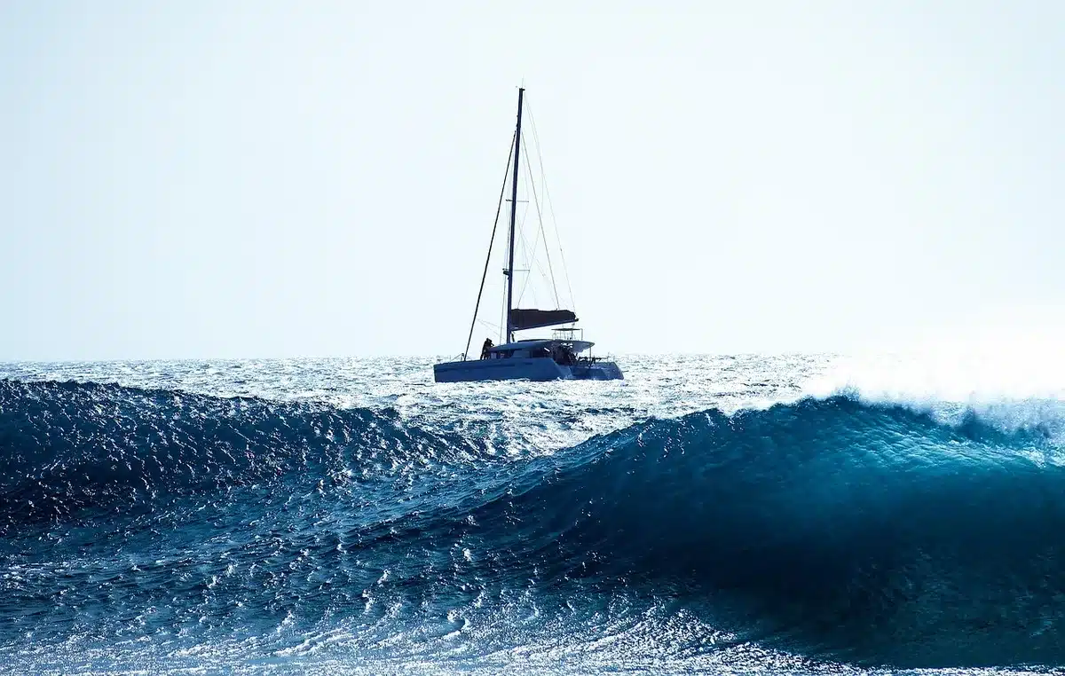Barca a vela in navigazione al largo della costa atlantica marocchina