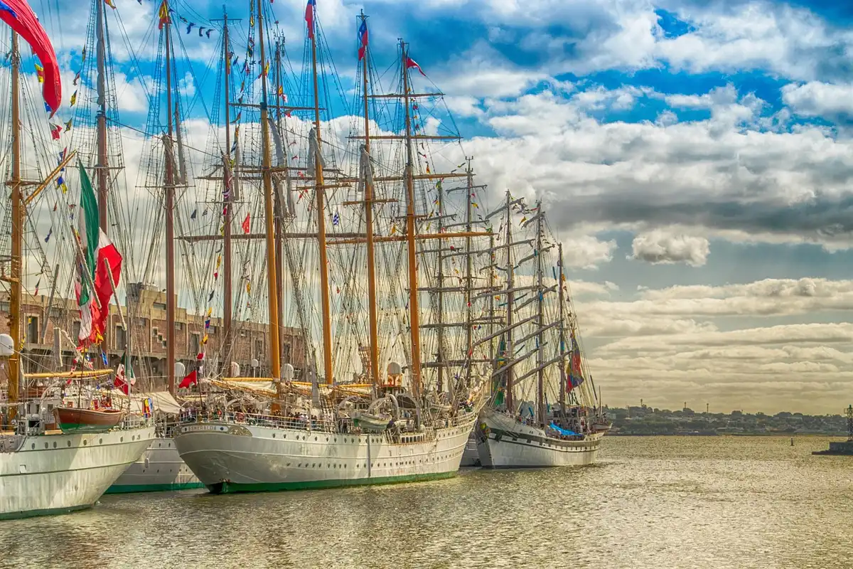 Marina moderna con barche a vela ormeggiate lungo il lungomare di Casablanca