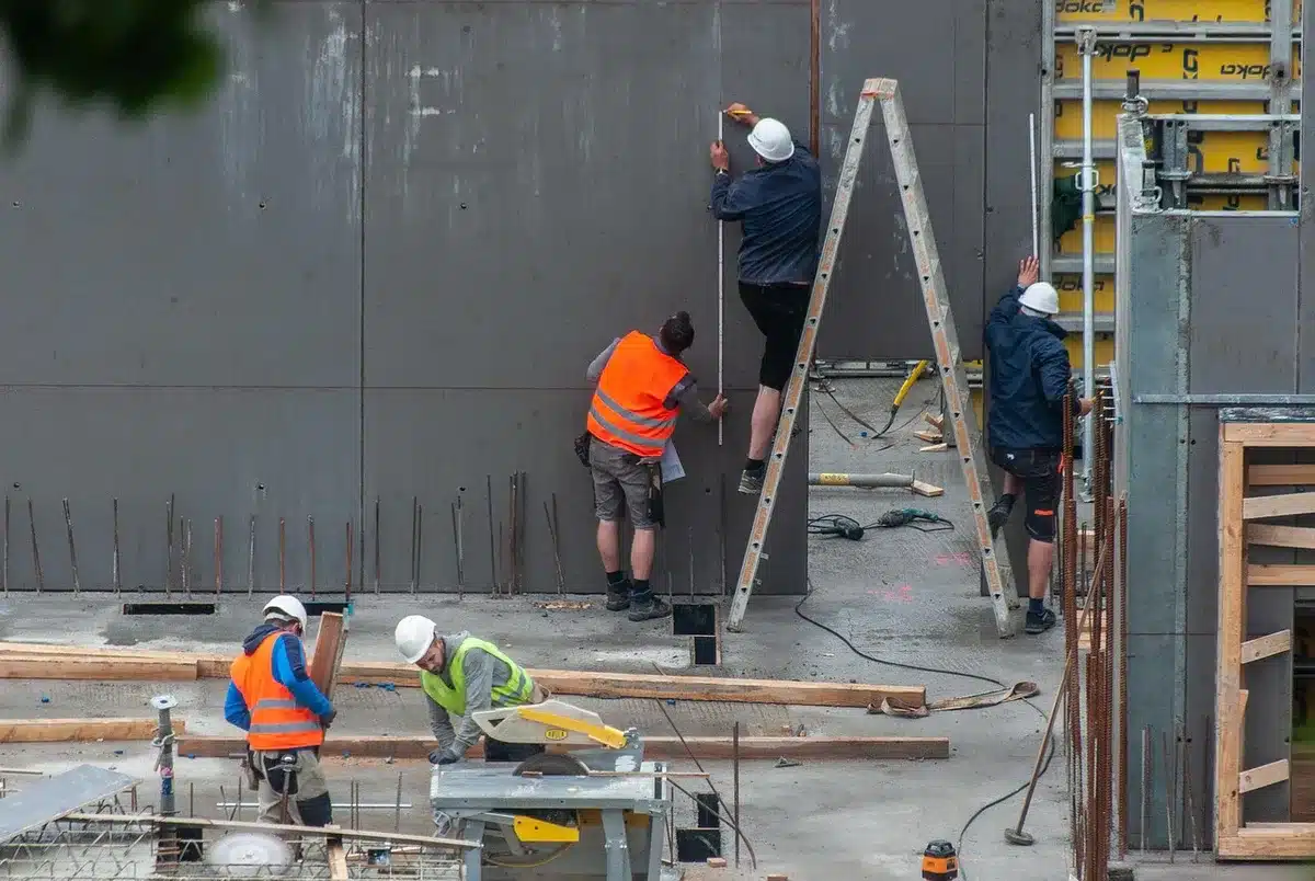 Gruppo di lavoratori in formazione su un cantiere ferroviario