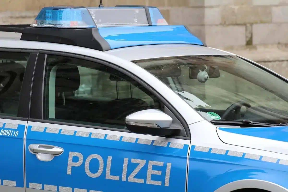 Operazione di polizia: perquisizione di un deposito con sequestro di stupefacenti