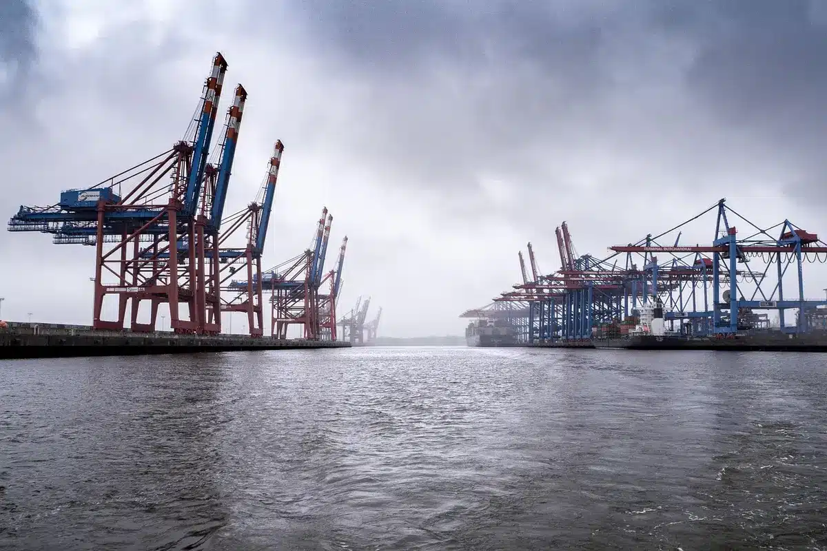 Vista aerea di un grande terminal container con banchine e navi