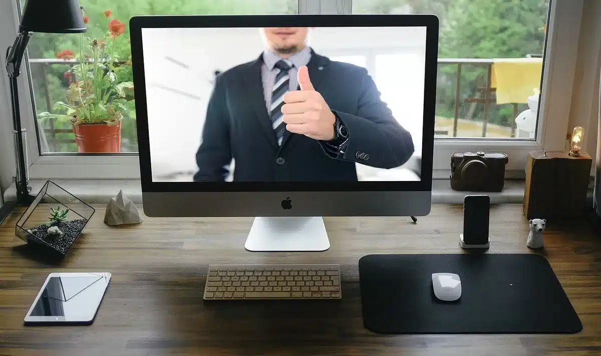 Tavolo di incontro in ufficio portuale con mappe e documenti