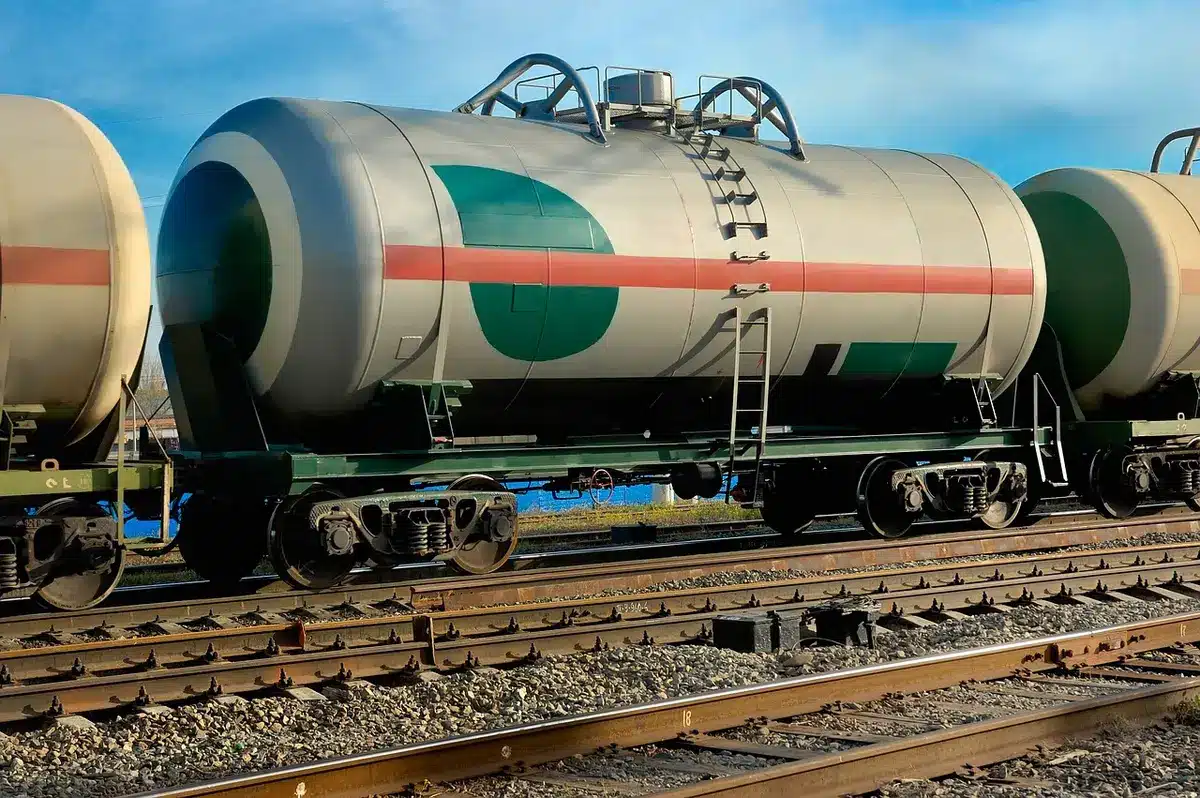 Treno merci con container e grafico statistico sovrapposto
