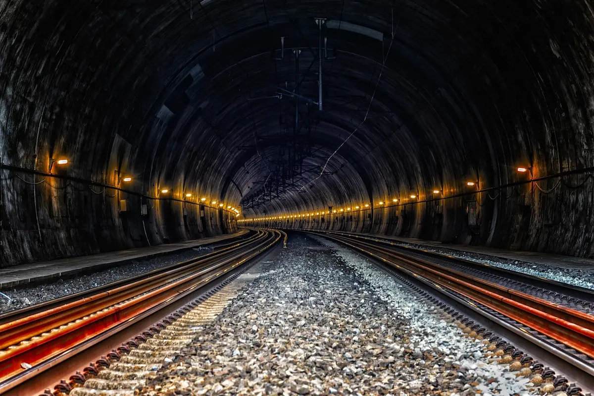 Cantiere di galleria ferroviaria in ambito montano con macchinari di scavo