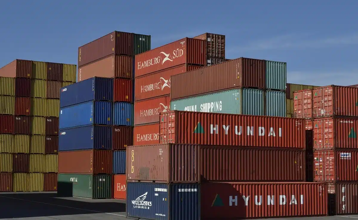 Contenitori merci su binario ferroviario presso terminal portuale