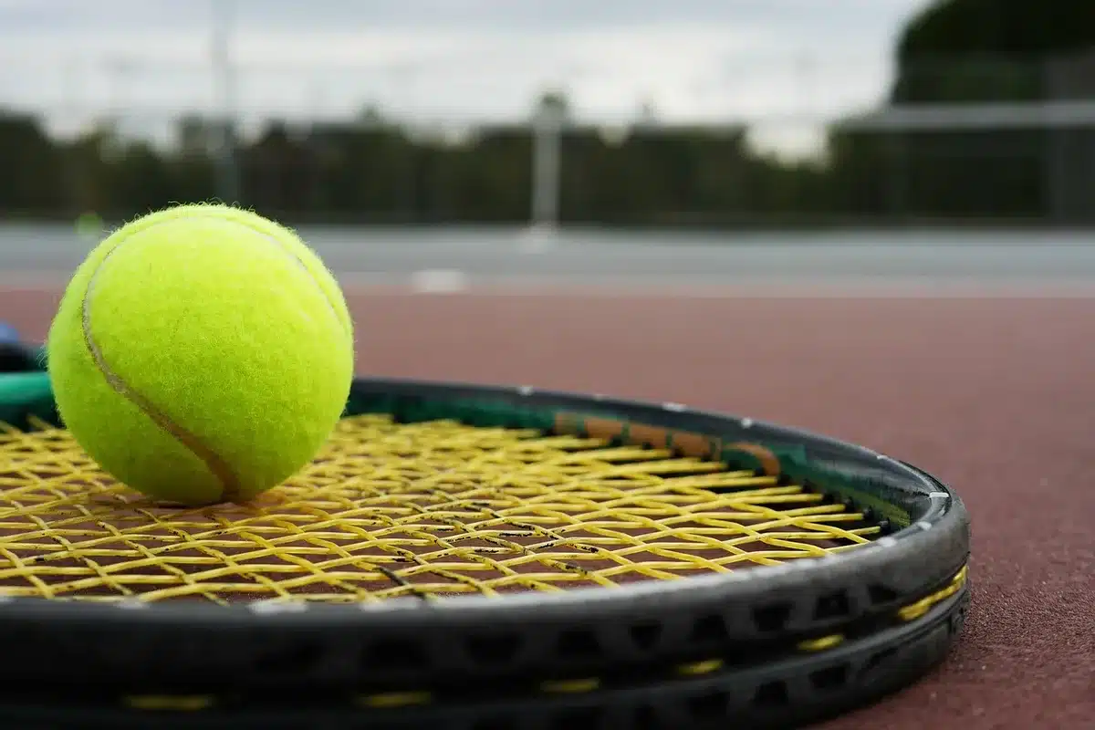 Campi da tennis con tabelloni e giocatori in azione al formato Rodeo
