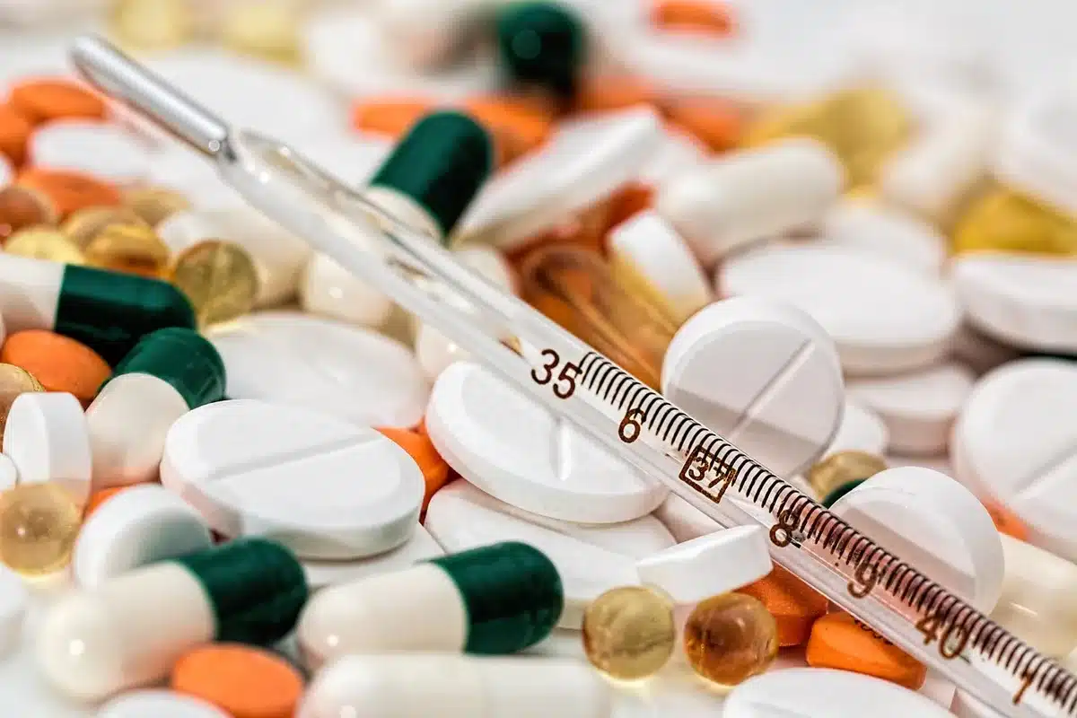 Magazzino per logistica farmaceutica con scaffali e contenitori refrigerati