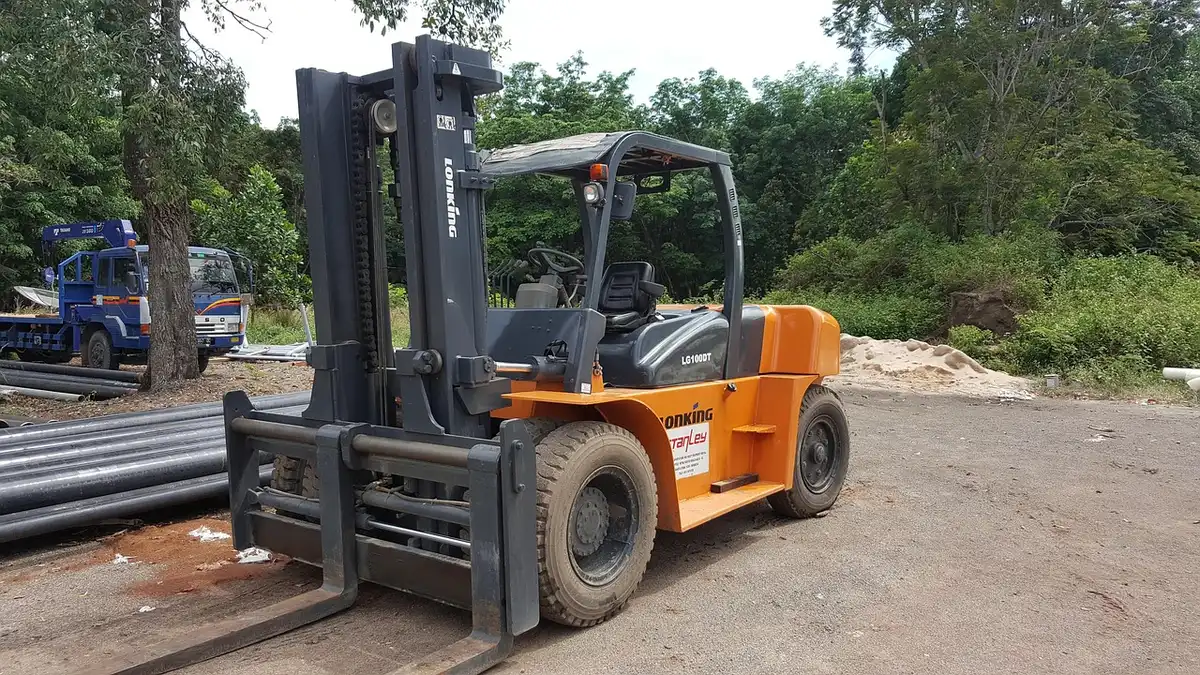 Magazzino cargo con muletti e pallet vicino a un aeromobile, vista anonima