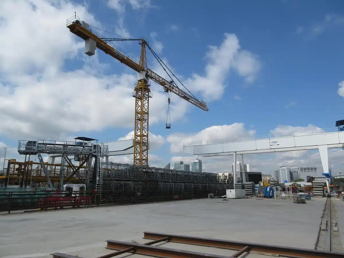 Cantiere navale tradizionale con maestri d'ascia al lavoro e fibre di cocco