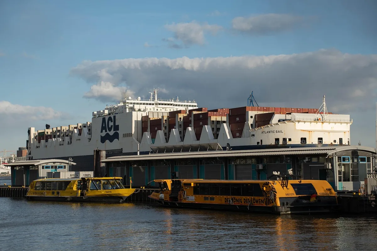 Navi ferme o in attesa al porto con code di carico