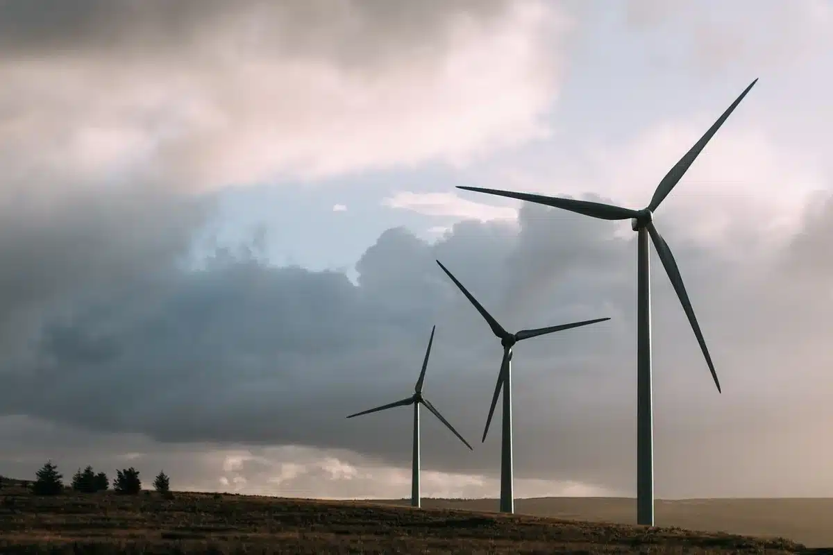 Pannelli solari e turbine eoliche in un paesaggio che simboleggia la transizione energetica