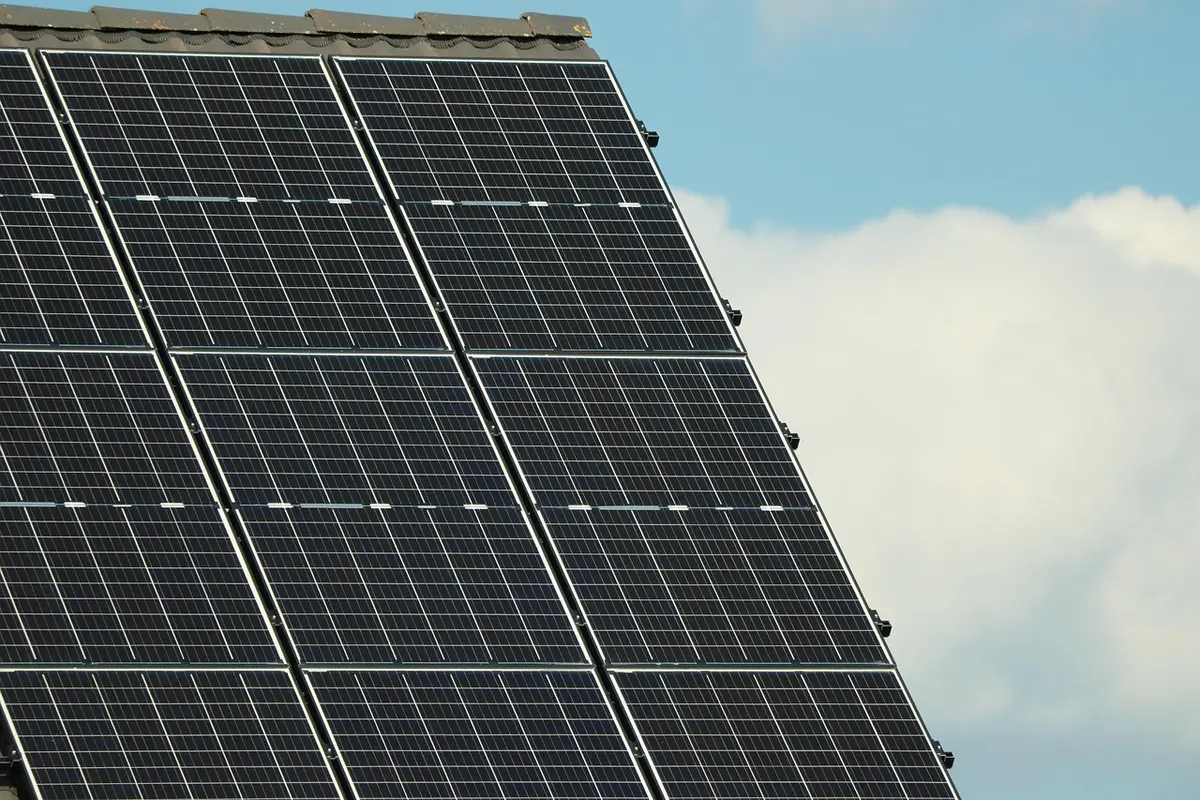 Pannelli fotovoltaici installati sul tetto con indicatori di produzione energetica