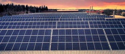 Impianto fotovoltaico sul tetto di un hotel costiero al sorgere del sole