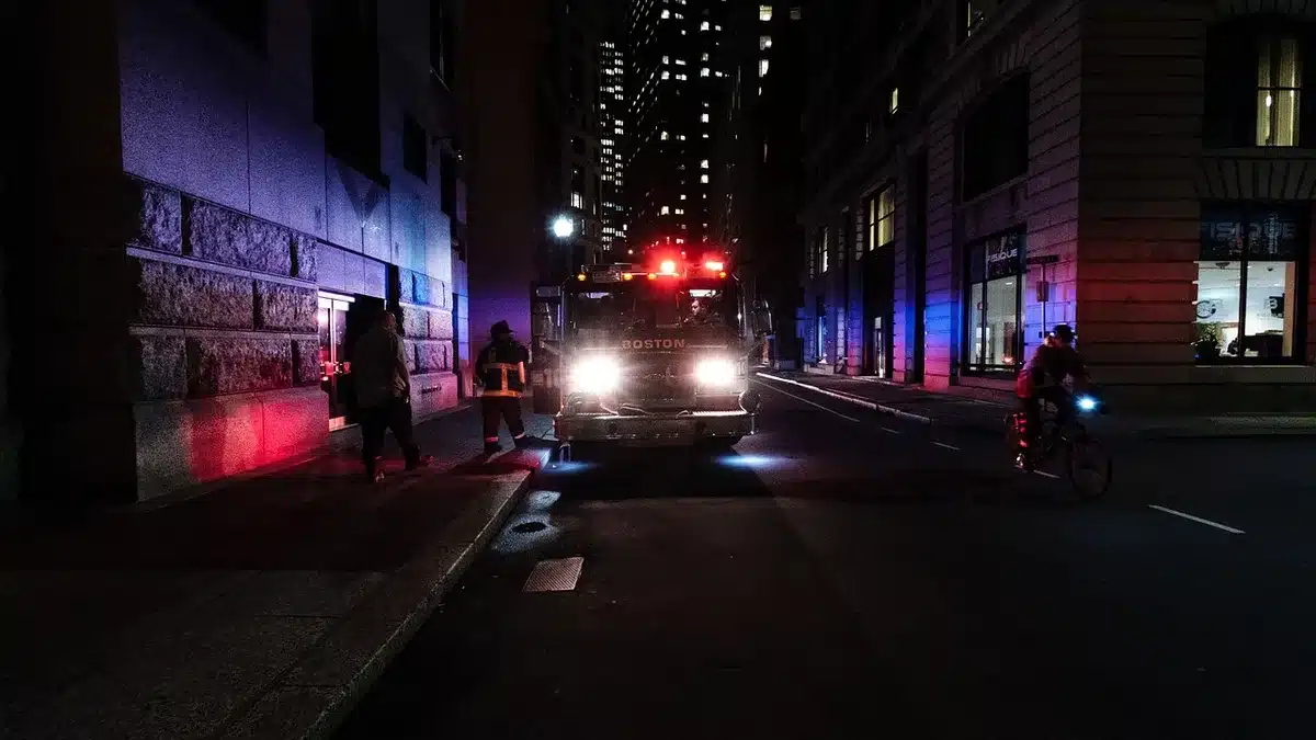 Ambulanza dei soccorsi in azione durante un intervento notturno