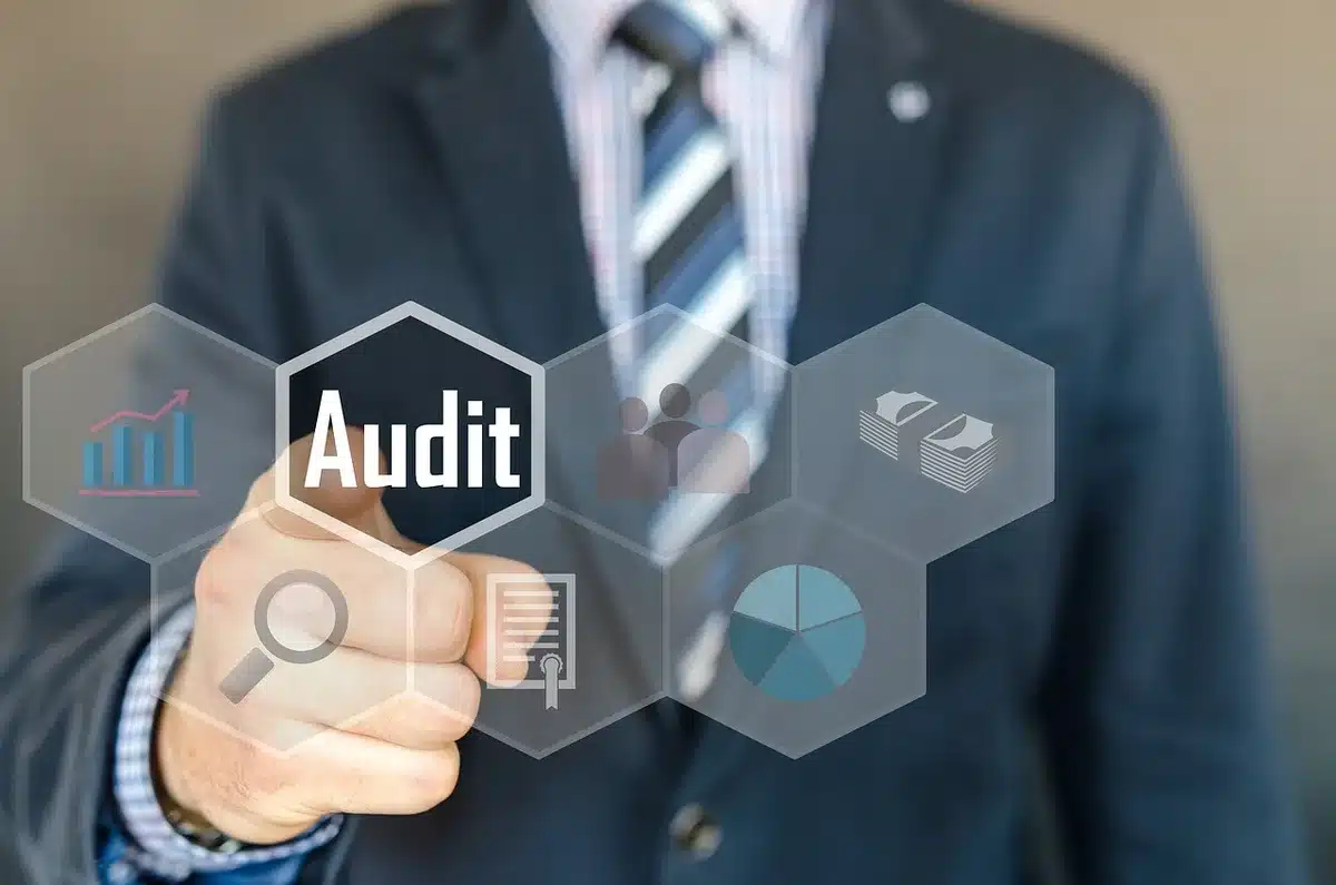 Documenti fiscali e carte contabili in fase di verifica amministrativa