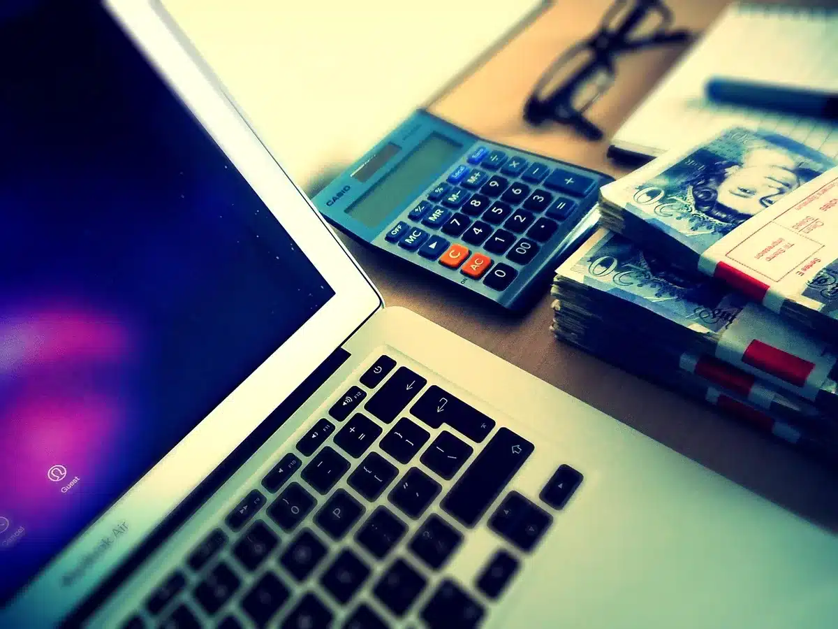 Imprenditore al computer che gestisce vendite estere su piattaforma e‑commerce