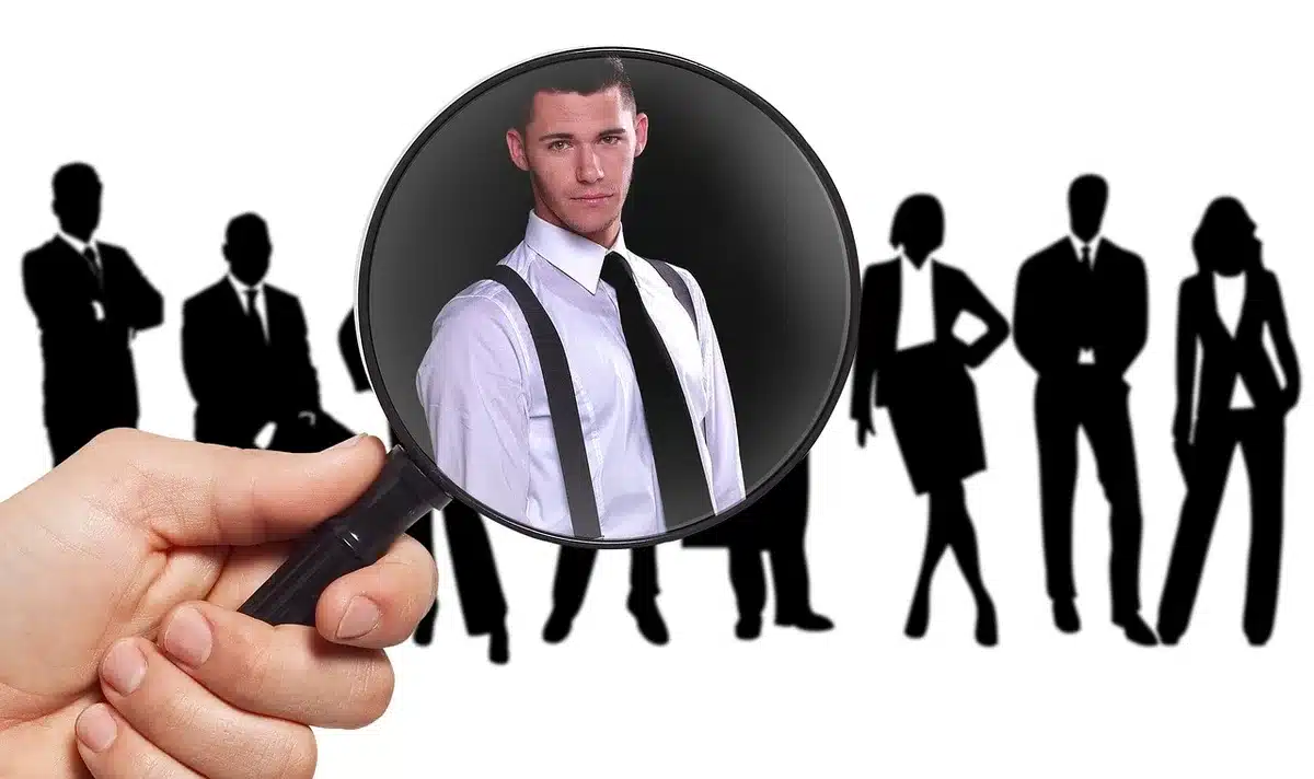 Lente d'ingrandimento su documenti e schermi digitali per verificare identità