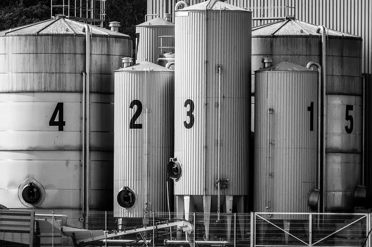 Serbatoi di stoccaggio del gas in un deposito industriale europeo
