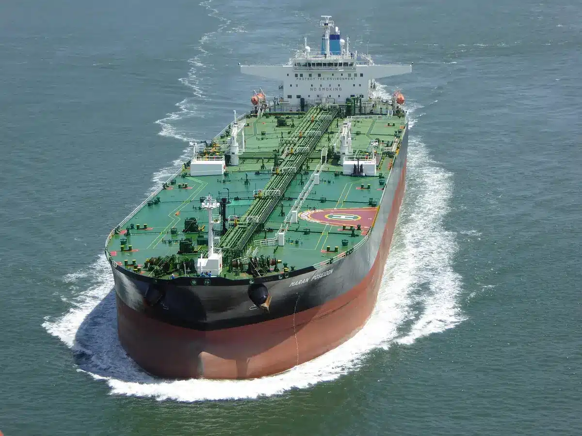 Nave cisterna GNL in porto davanti a un terminal di rigassificazione