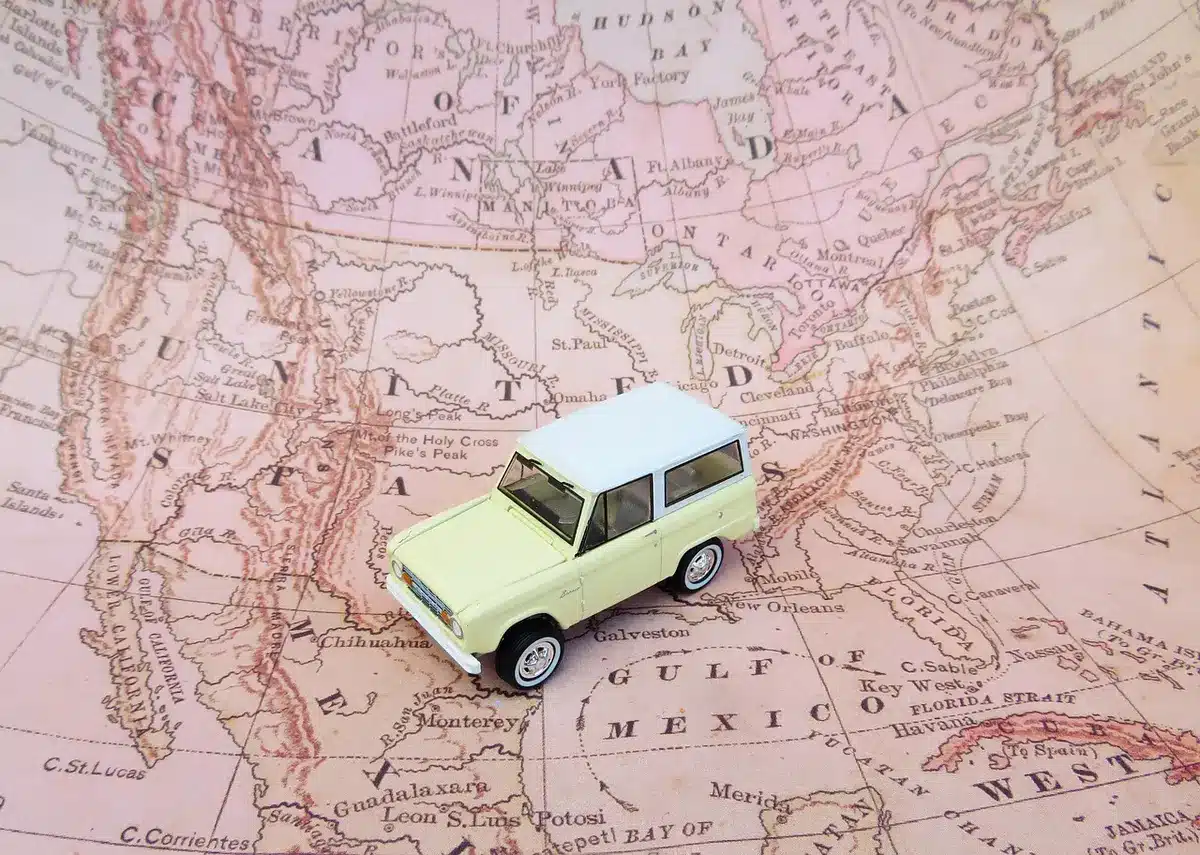 Mappa stilizzata di strozzamenti logistici con flussi di merci evidenziati
