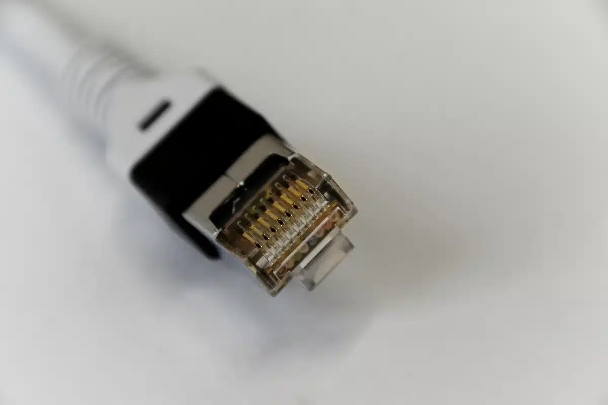 Tecnici intorno a cavi sottomarini e rack di data center che illustrano strozzature digitali
