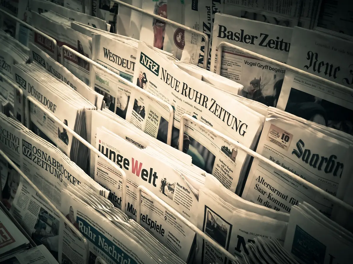 Delegati sindacali davanti a un microfono durante una conferenza stampa