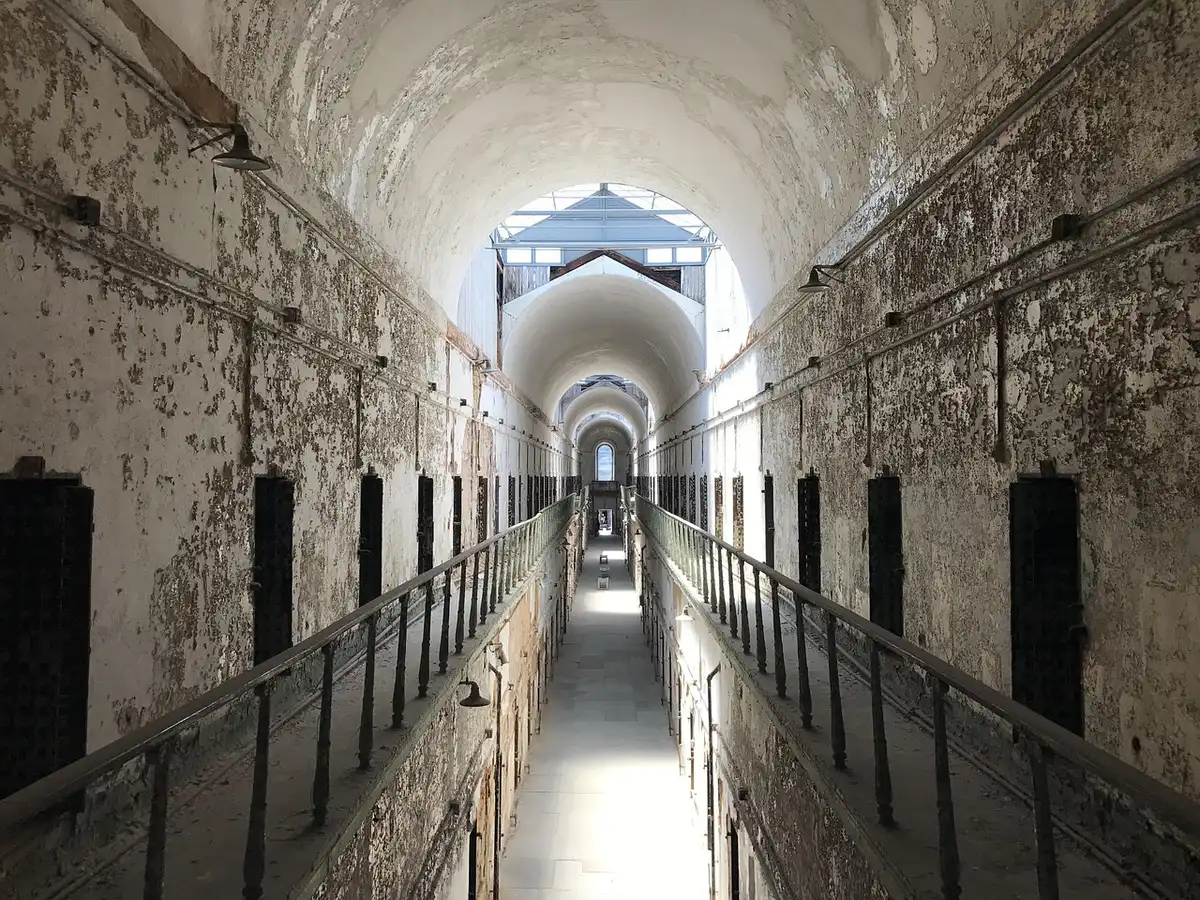 Sezione carceraria con sbarre e dispositivi di sicurezza