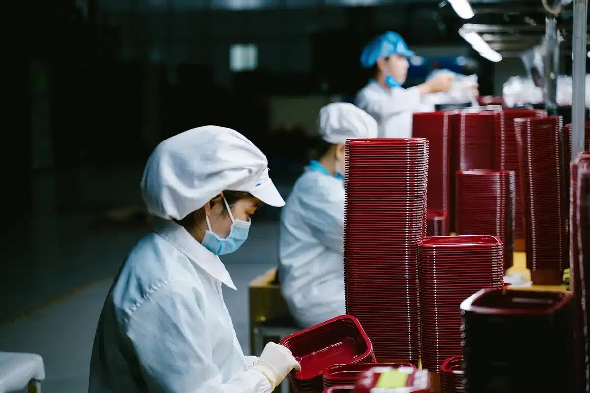 Lavoratori in una piccola azienda manifatturiera durante l'attività produttiva quotidiana