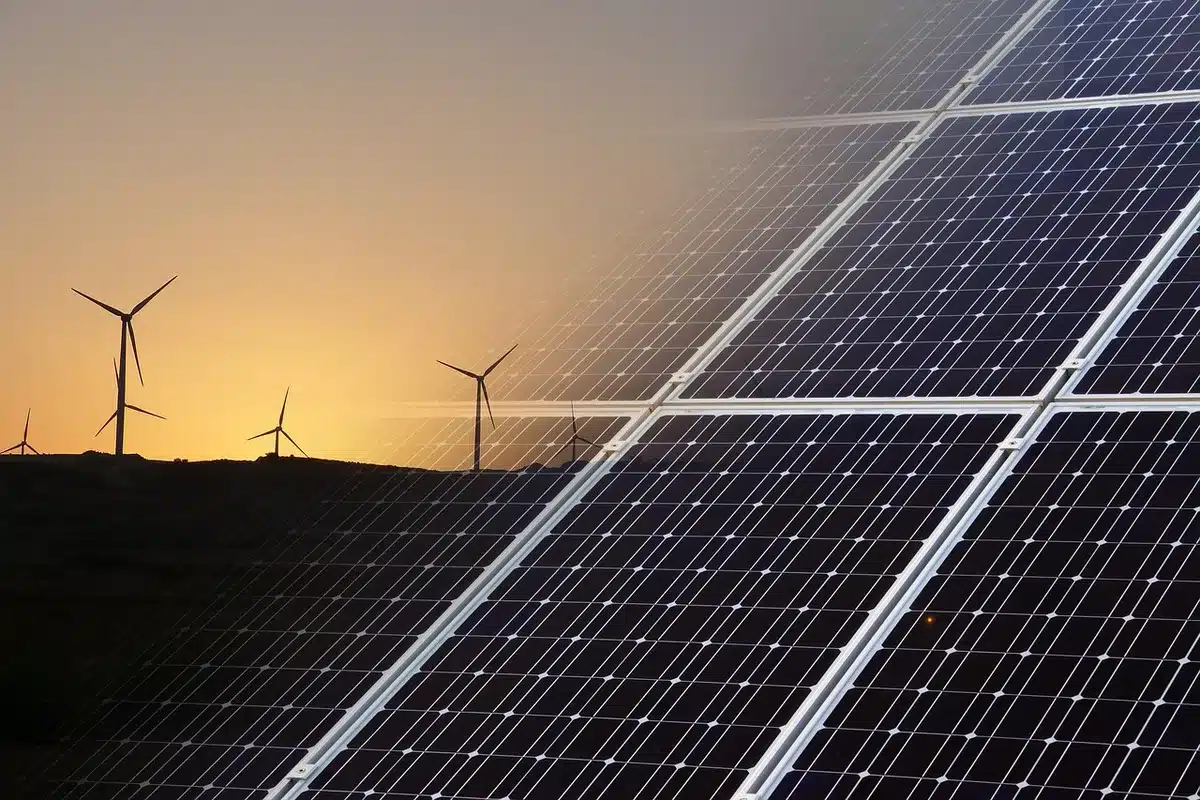 Pannelli solari e turbine eoliche che rappresentano la transizione energetica italiana