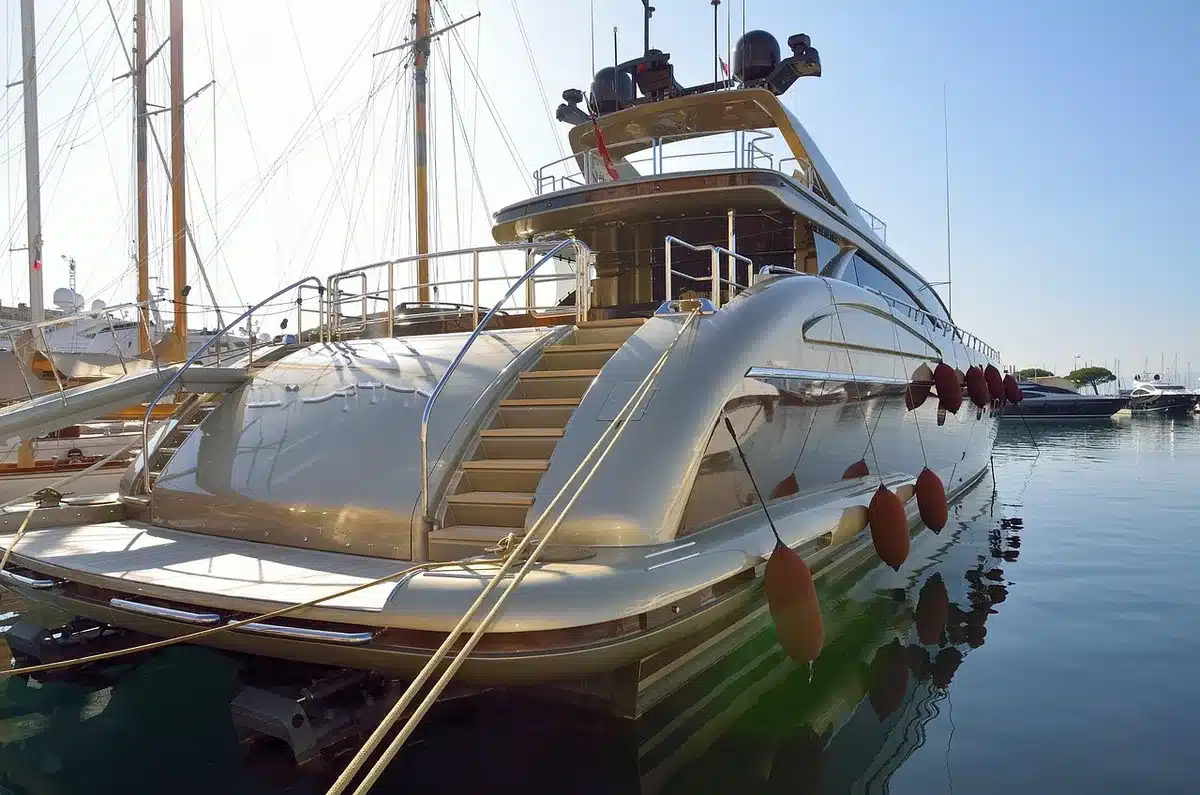 Equipaggio multilingue a bordo riunito in un interno di superyacht
