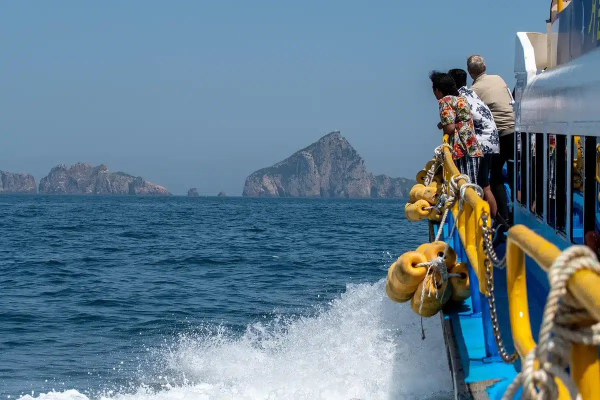 Interno ponte di una nave ibrida con spazio bagagli ampliato