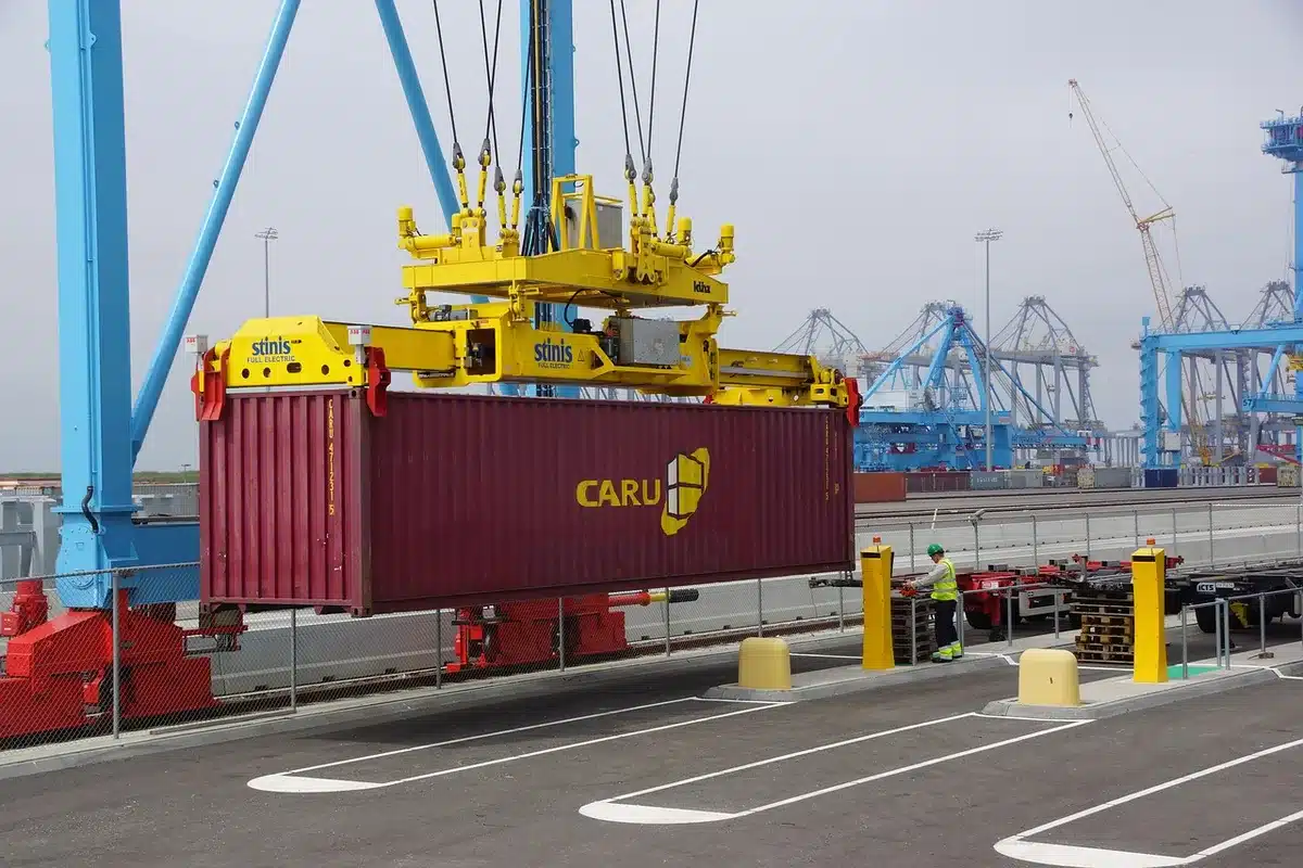 Operazioni logistiche e traffico di merci in un porto commerciale moderno