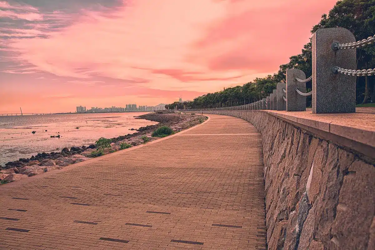 Passeggiata storica lungo il mare con edifici architettonici e veduta costiera