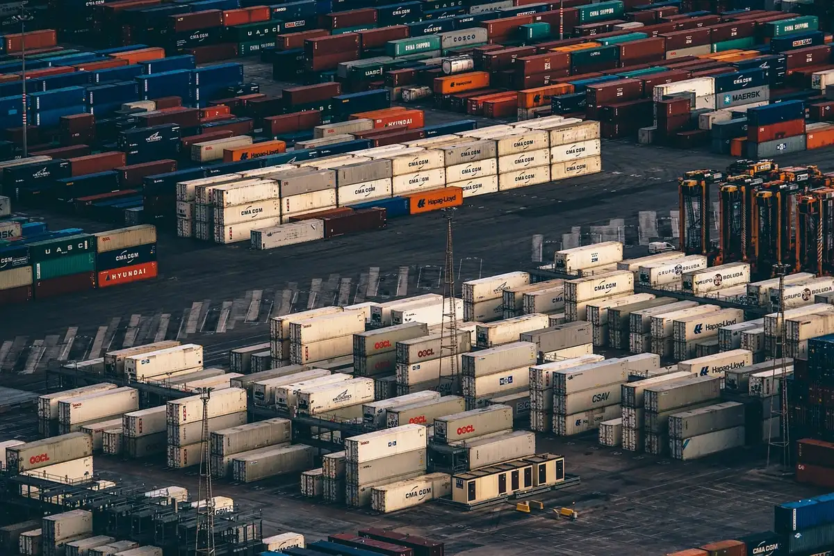 Area hub cargo automatizzata con nastri e sistemi digitalizzati