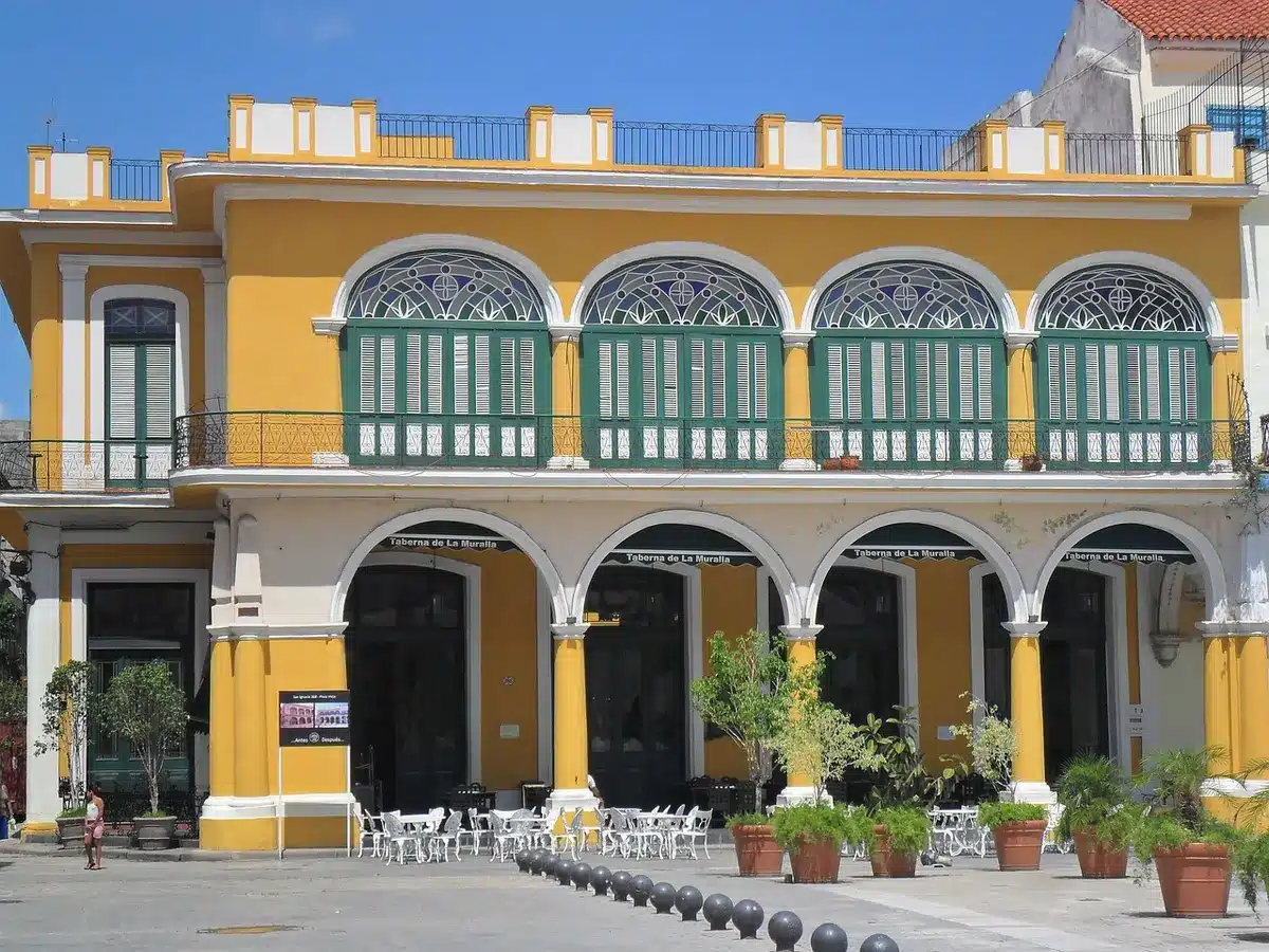 Architettura coloniale britannica con balconate a bovindo e facciate storiche a Mahón
