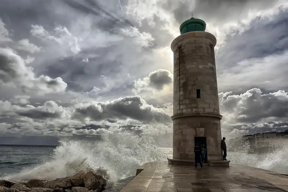 Porto storico del Mediterraneo con fortificazioni e architettura militare affacciata sull'insenatura
