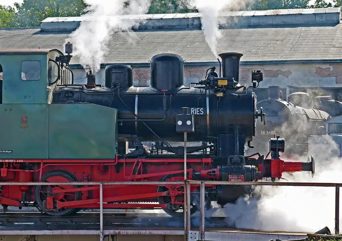Moderne locomotive ferroviarie parcheggiate in un deposito, simbolo dell'espansione della trazione di Traix