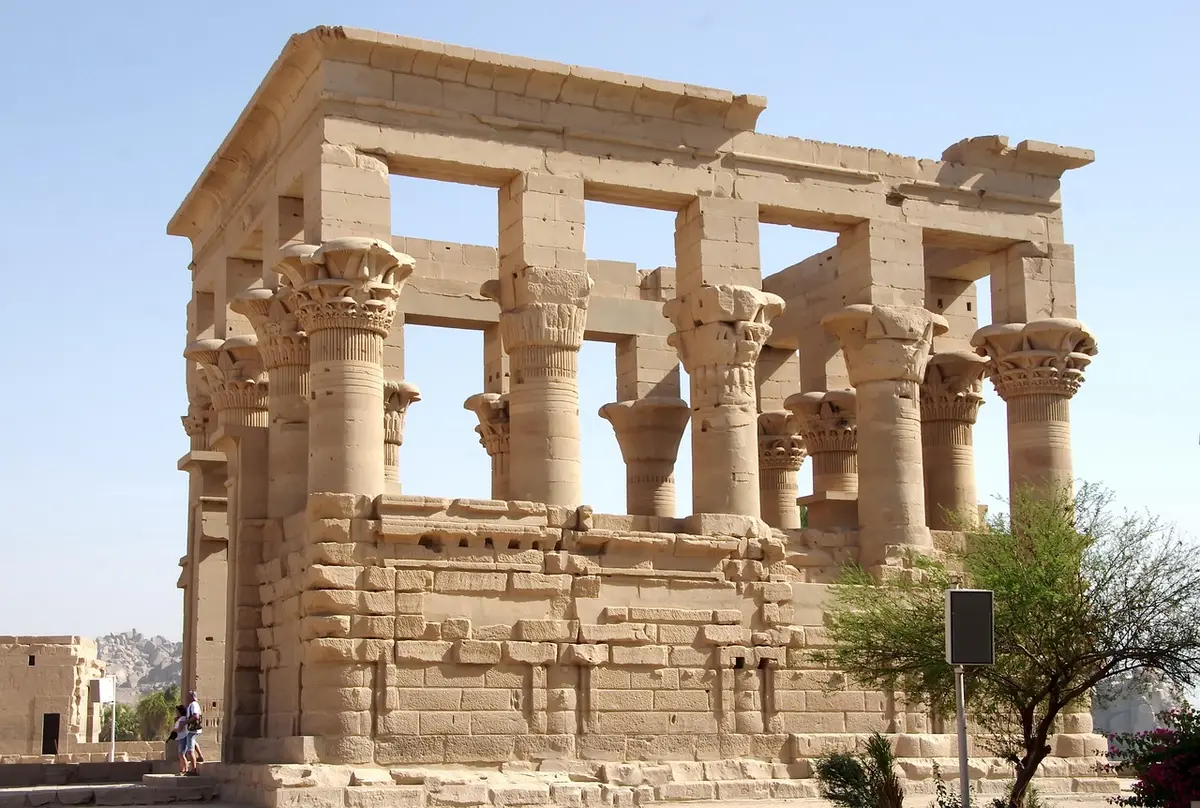 Ingresso chiuso di un parco archeologico con barriera e cartello
