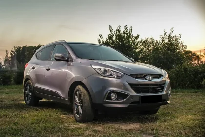 SUV parcheggiata su viale deserto con cintura sul sedile e fascetta a terra