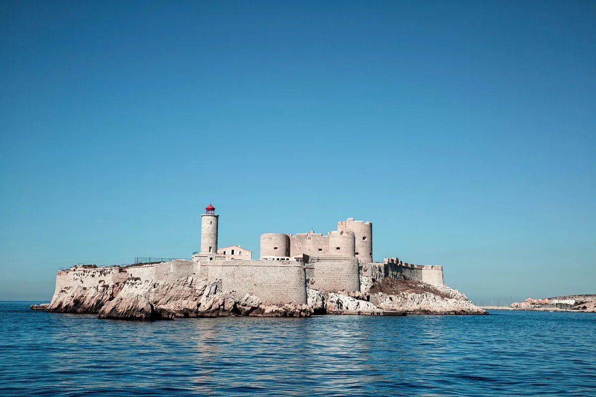 Veduta aerea di un'area marina protetta con acque cristalline e costa rocciosa