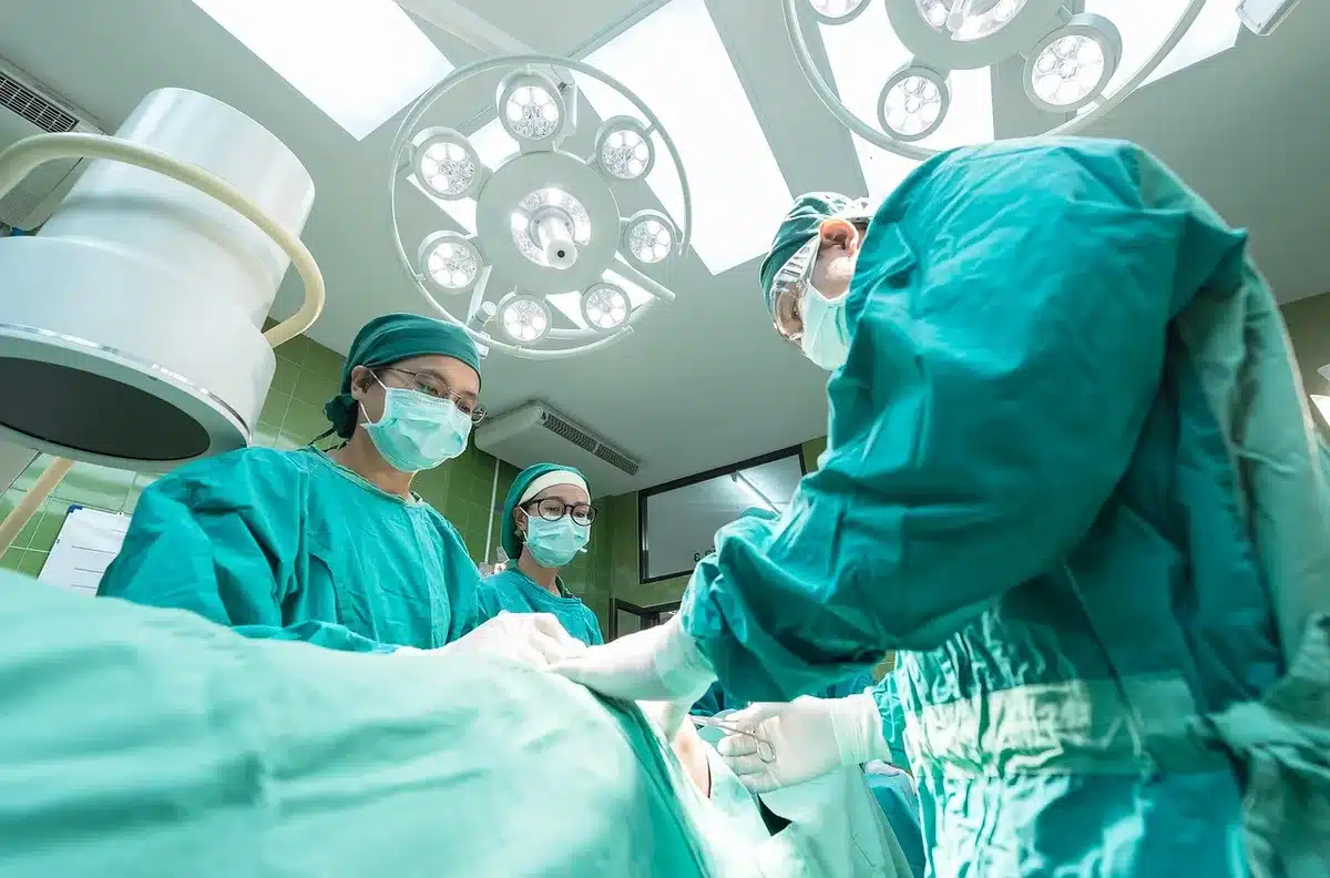 Paziente in sala d'attesa ospedaliera con documenti medici