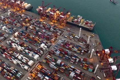 Skyline di Doha con terminal GNL e nave cargo sullo sfondo
