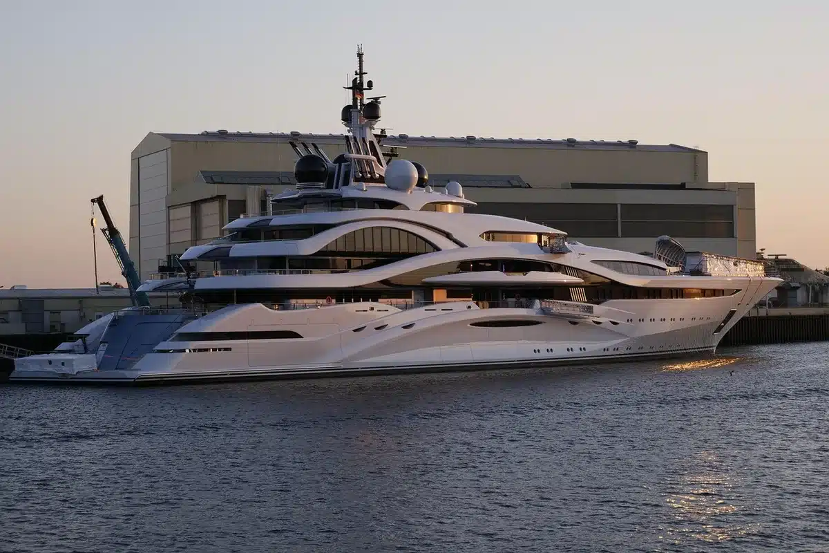 Operai al lavoro in cantiere navale durante la costruzione di uno yacht di lusso