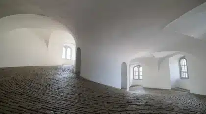 Galleria commerciale vuota con vetrine chiuse e luce d'emergenza